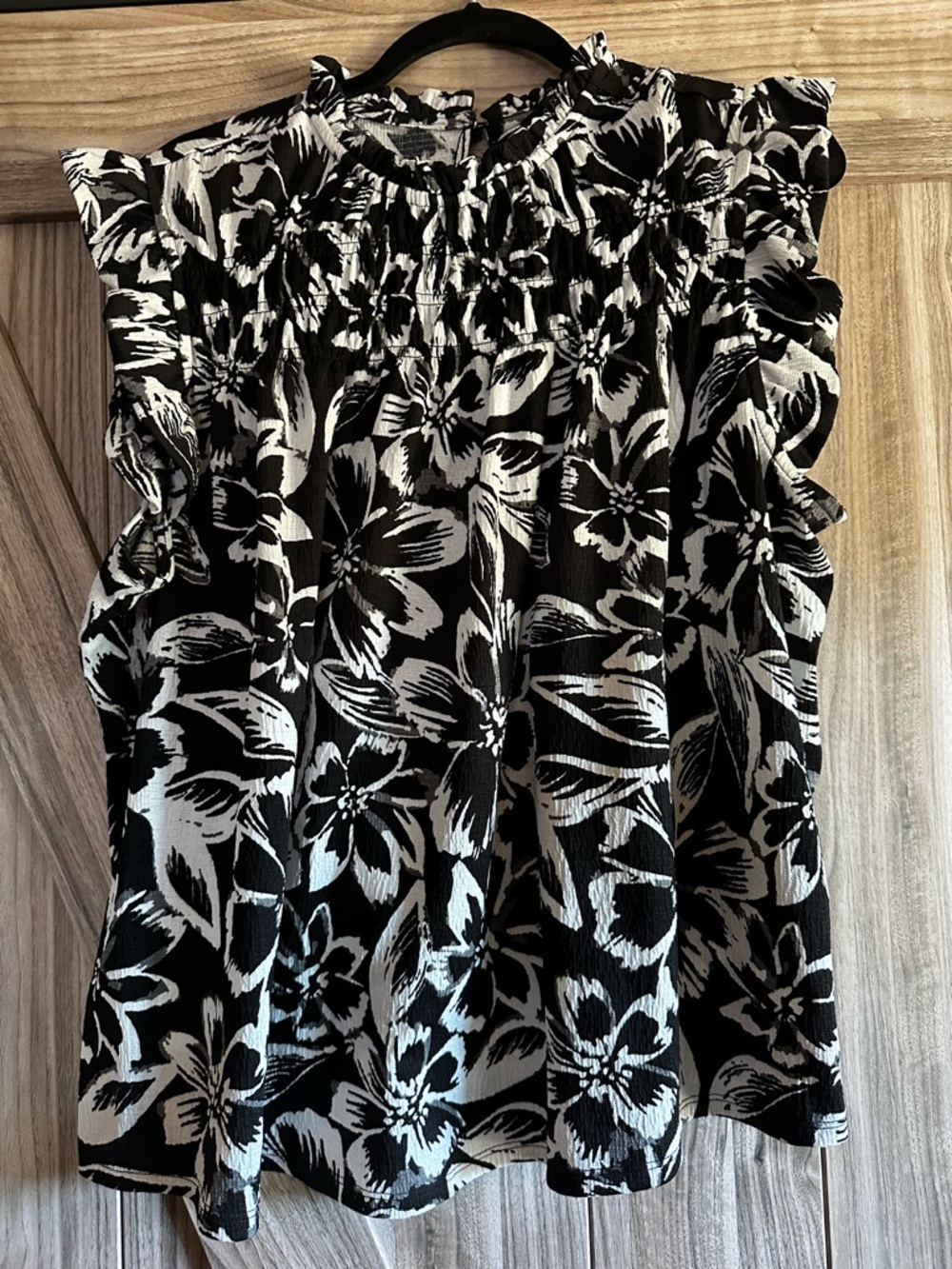 Like New! Fred David Black and White Floral Cap Sleeve Womens Top 3X